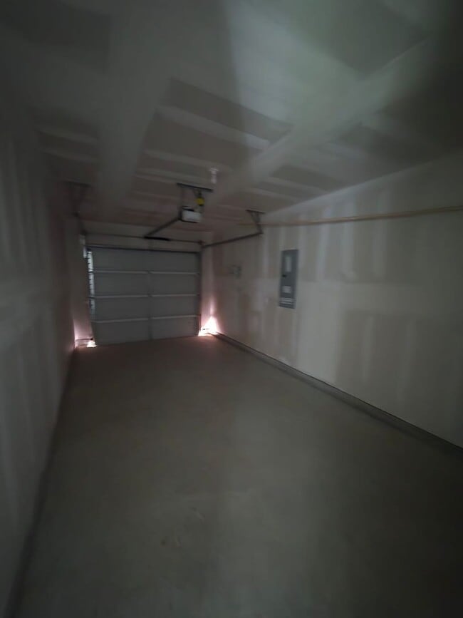 Building Photo - NEWLY BUILT 3 bedroom 2.5 Bath Single fami...