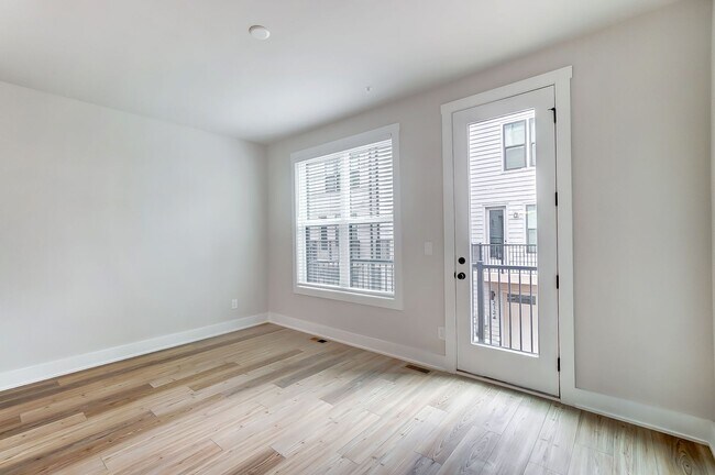 Building Photo - 3 Bedroom Townhome minutes from South End!