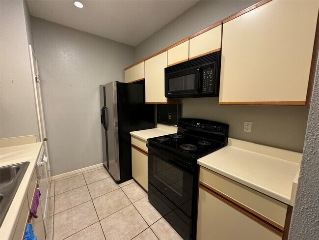 Building Photo - 9800 Pagewood Ln