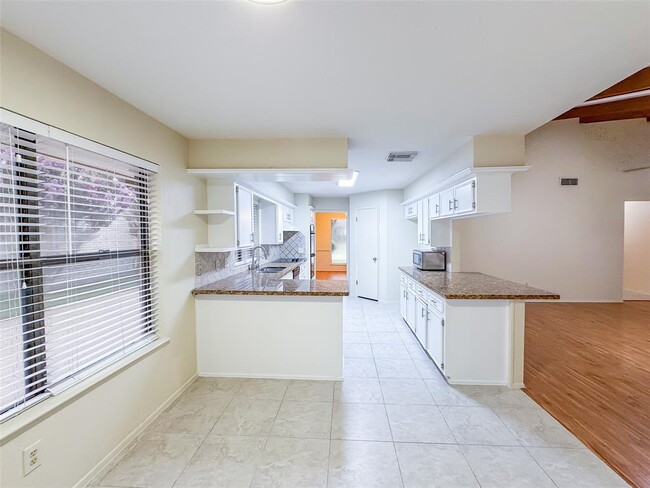 Building Photo - 2926 Colonial Dr