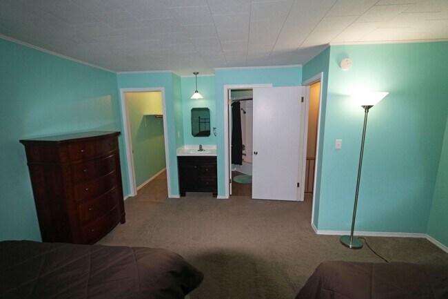 Building Photo - 3-bedroom, 3 bathroom furnished home in Saint Joseph