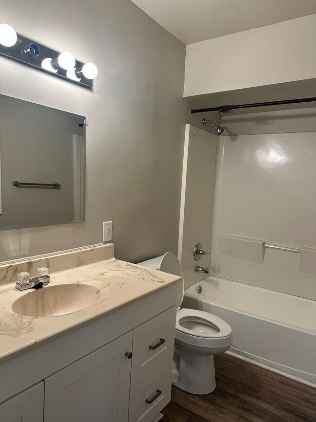 Building Photo - 810 W Country Club Dr