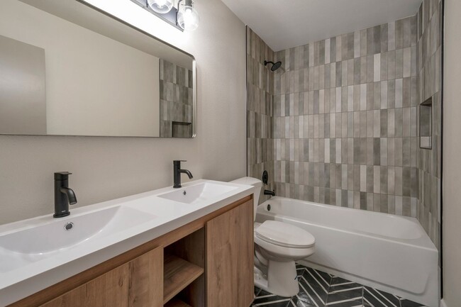 Building Photo - Super Nice Remodeled Home with Pool Close to ASU