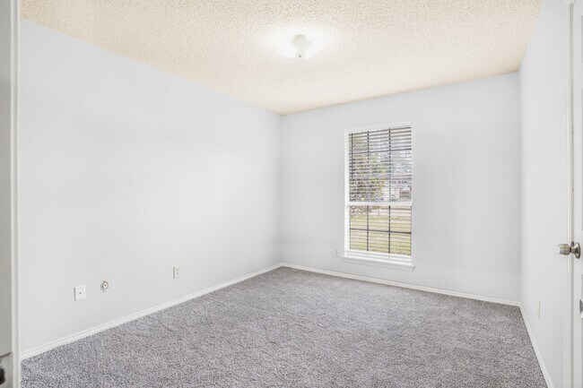 Building Photo - 15707 Baytree Dr