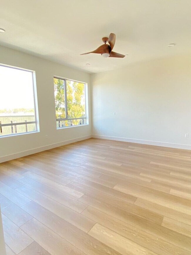 Building Photo - Enjoy The Coastal Carlsbad Village Lifestyle