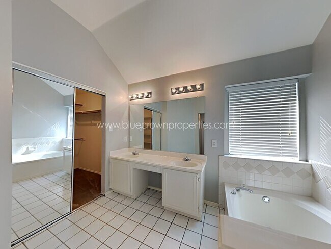 Building Photo - 8401 Greenfield Dr