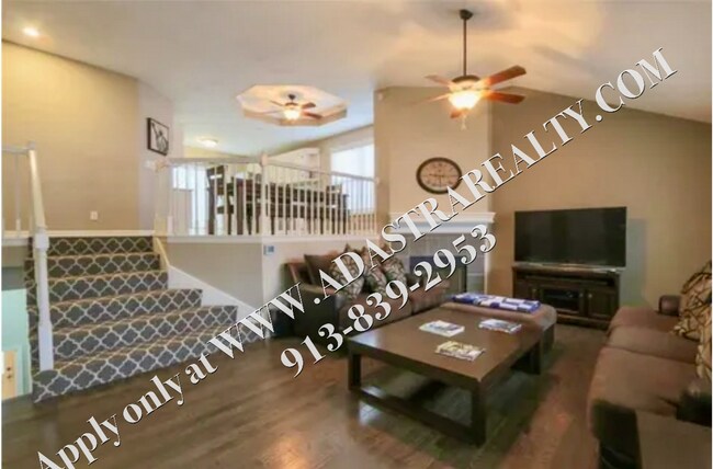 Building Photo - Beautiful 4 Bed 3 Bath Home in Olathe-Comi...