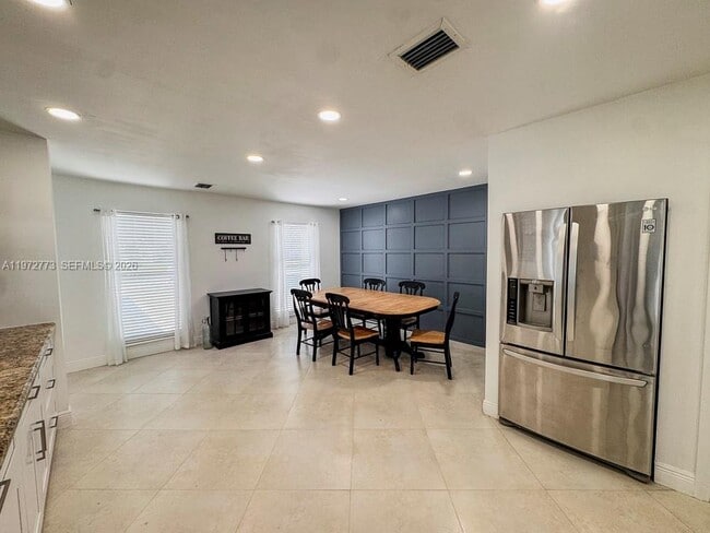 Building Photo - 9731 Bel Aire Dr