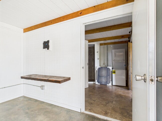 Building Photo - "Charming 1-Bedroom 1 Bathroom