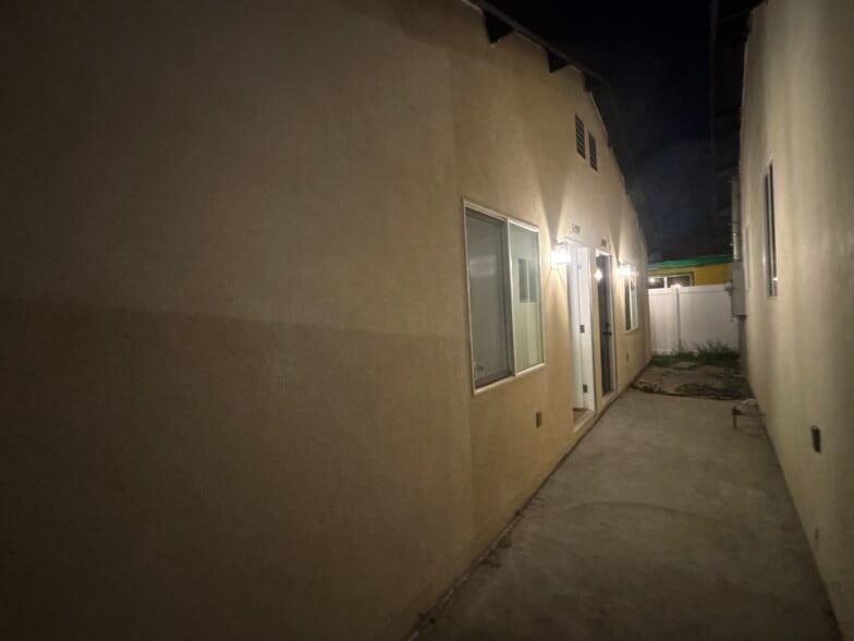 Building Photo - 3006 S Palm Grove Ave