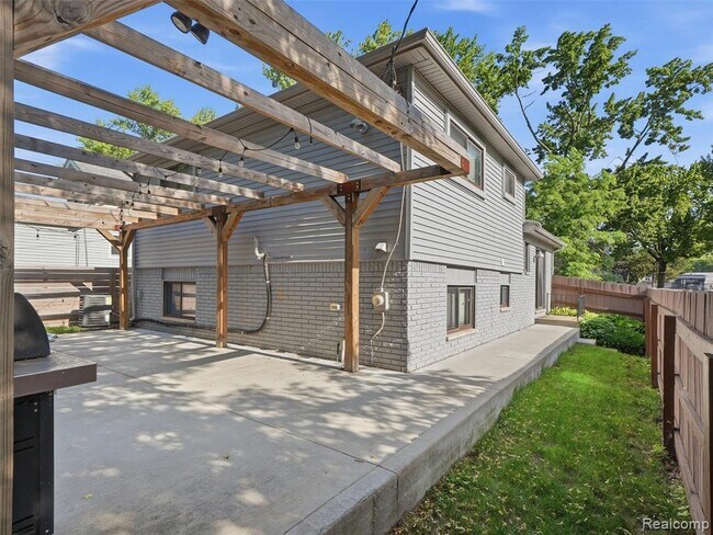 Building Photo - 828 E 2nd St