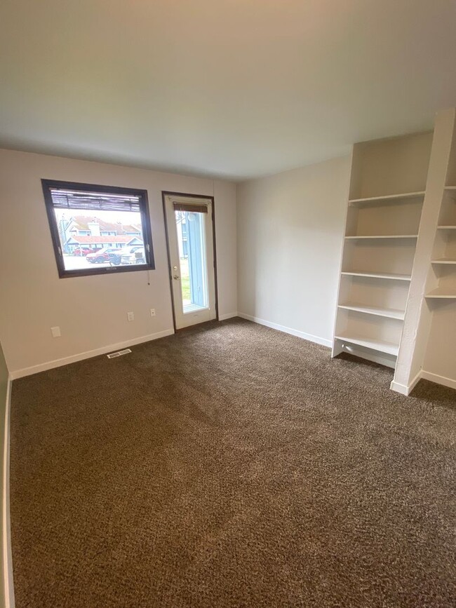 Building Photo - Well maintained (1) bedroom, (1) bathroom ...