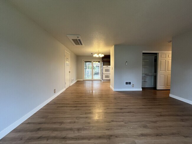 Building Photo - Beautifully Maintained Single-Level 3 Bedroom Home in North Plains Featuring Flexible Living Spac...