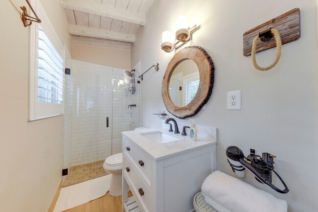 Building Photo - 205 Pirates Dr