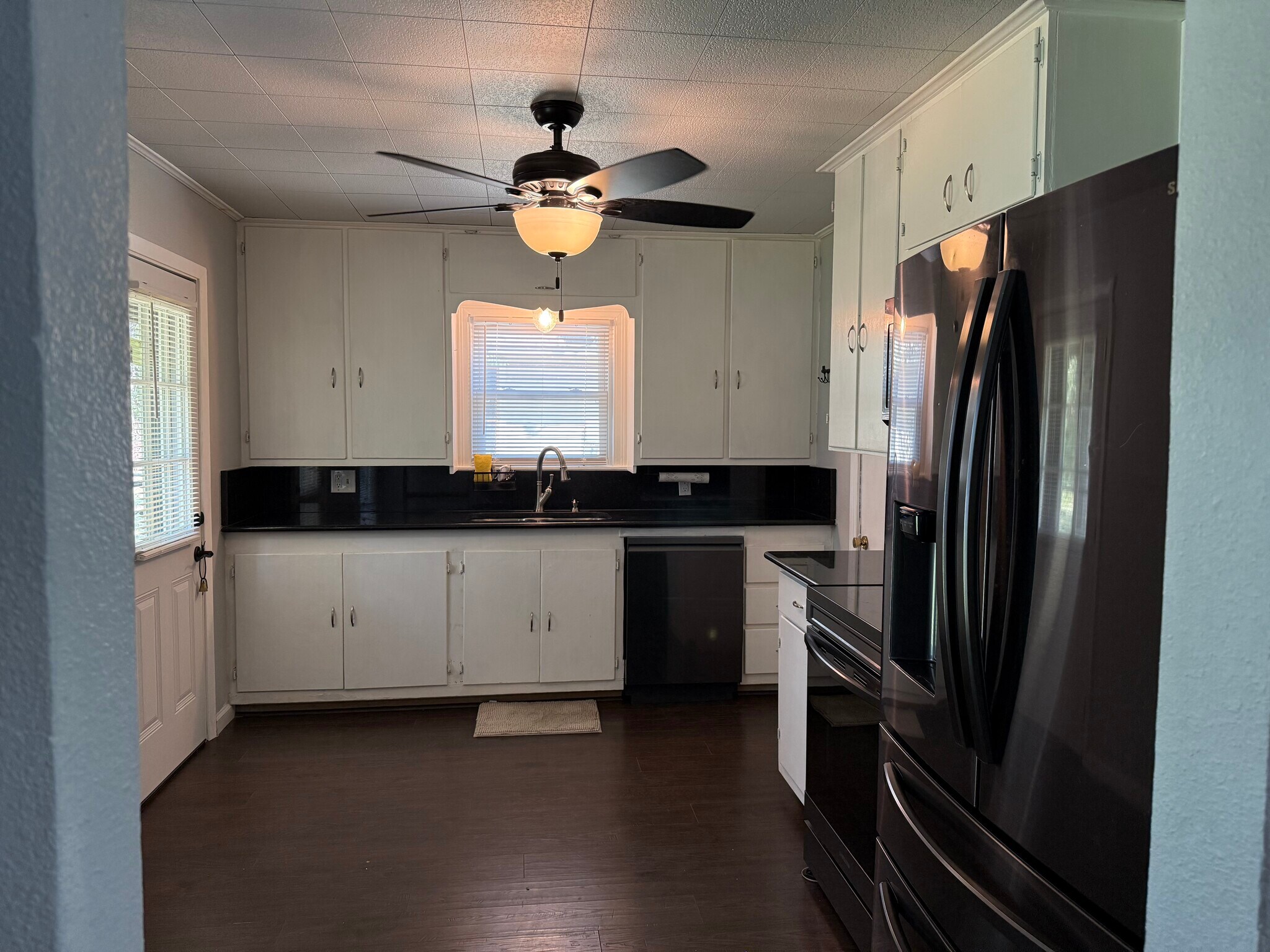 Kitchen with all appliances including dishwasher and microwave - 506 N Ricketts St