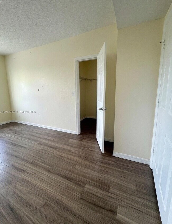 Building Photo - 220 SW 116th Ave