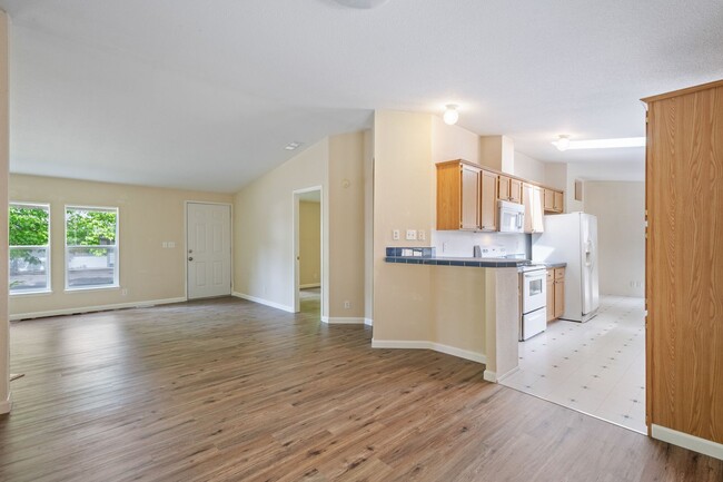 Building Photo - 3BR House Available in Pleasant Valley