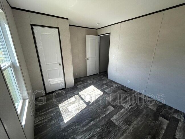 Building Photo - 101 Pistol St