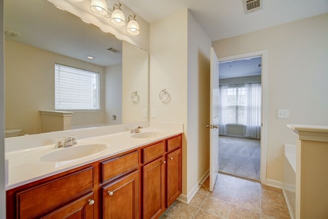 Building Photo - 3/BD - 2.5/BTH  Well Maintained Home in Li...
