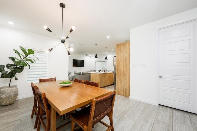 Building Photo - 425 Deer Path Lp