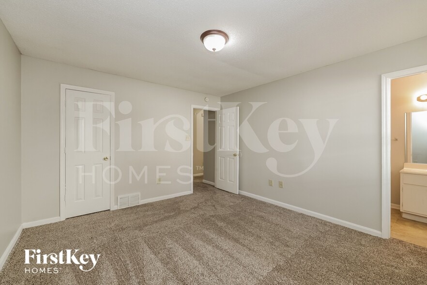 Building Photo - 2852 Beverly Hill St