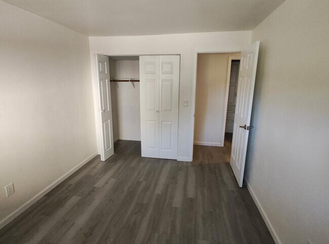 Building Photo - 3207 W Willow Knolls Dr