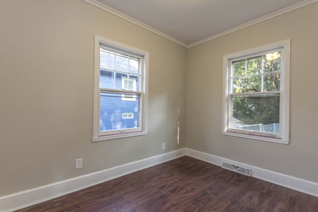 Building Photo - Adorable 2 Bedroom 1 Bath Home