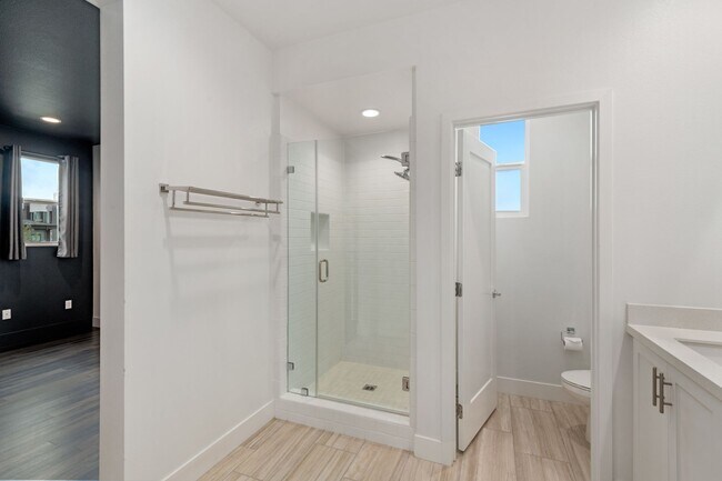 Building Photo - 3 Bedroom + Loft for Lease GREAT PARK LOCA...