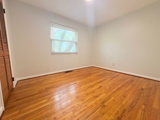 Building Photo - 1504 Sunset Ln
