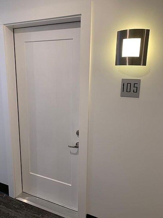 Building Photo - Sleek 2 bed 2 bath West End condo!