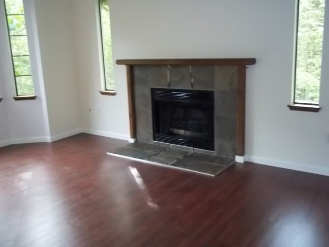 Building Photo - Bellevue Home with Some Nice Upgrades and ...