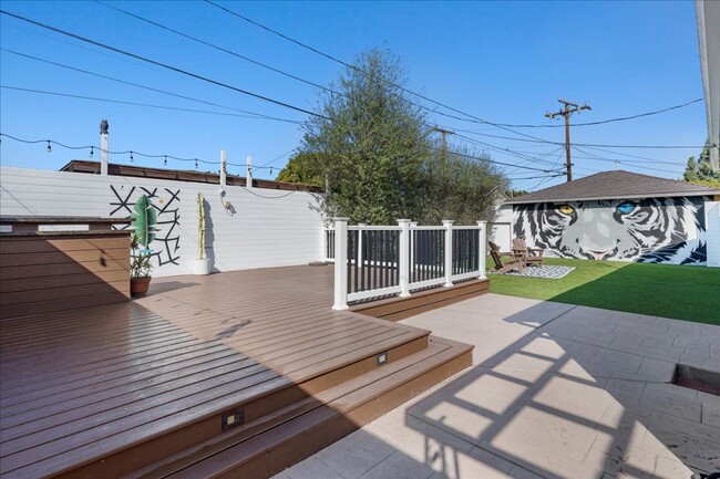 Building Photo - 3 Bed 1 Bath Furnished Home For Rent in La...