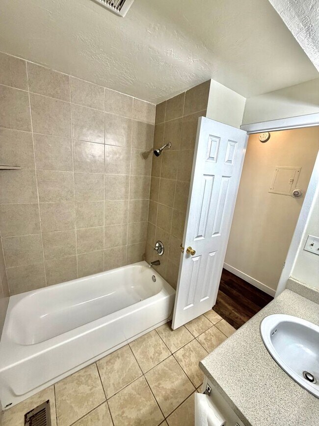 Building Photo - 8287 Ivy Dr