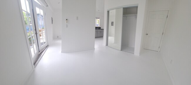 Empty or furnished - 4074 Tivoli Ave