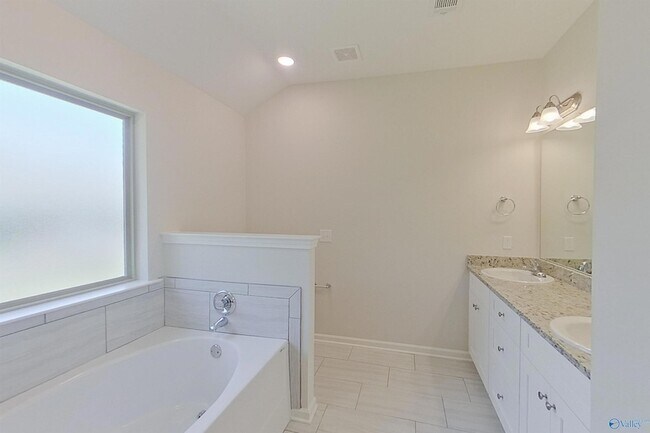 Building Photo - 111 Live Oak Dr