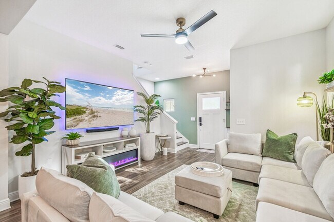 Building Photo - 109 W Hollywood St