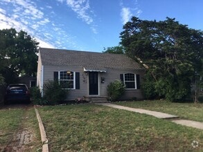 Building Photo - FOUR BEDROOM TWO BATHROOM NEAR ACU