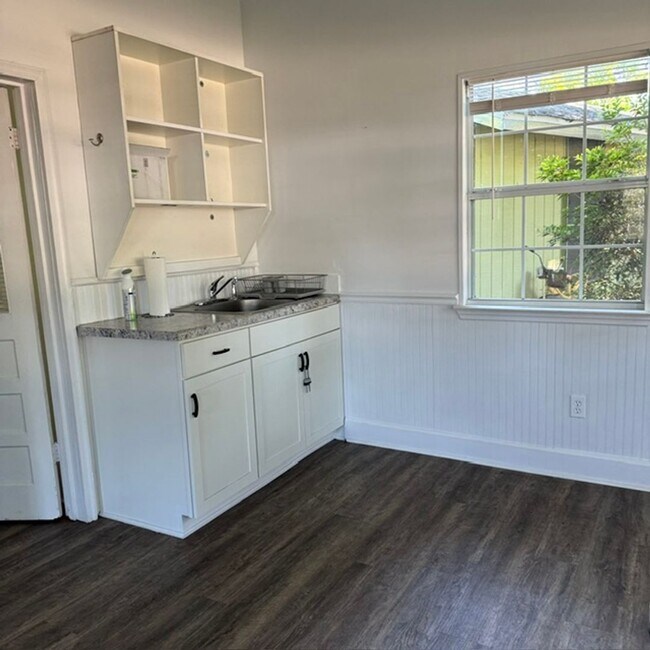 Building Photo - 1 Bedroom 1 Bath Cottage near Lake Ellen in Crawfordville
