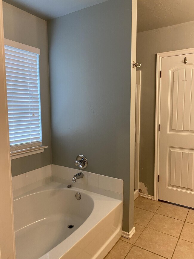 Building Photo - 18101 Viento Dr