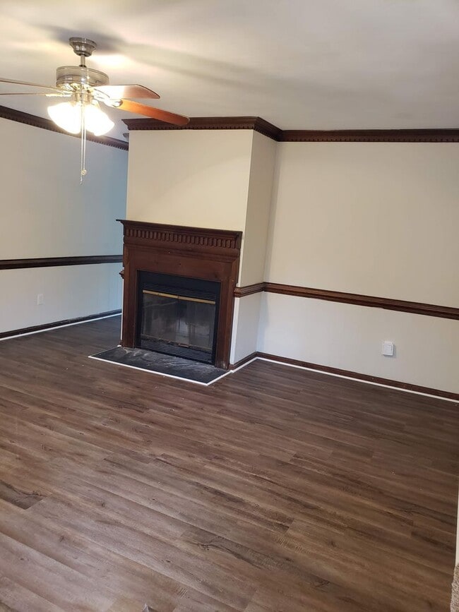 Building Photo - Lovely 3 bedroom Townhouse Available