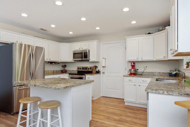 Building Photo - 511 Oak Ave