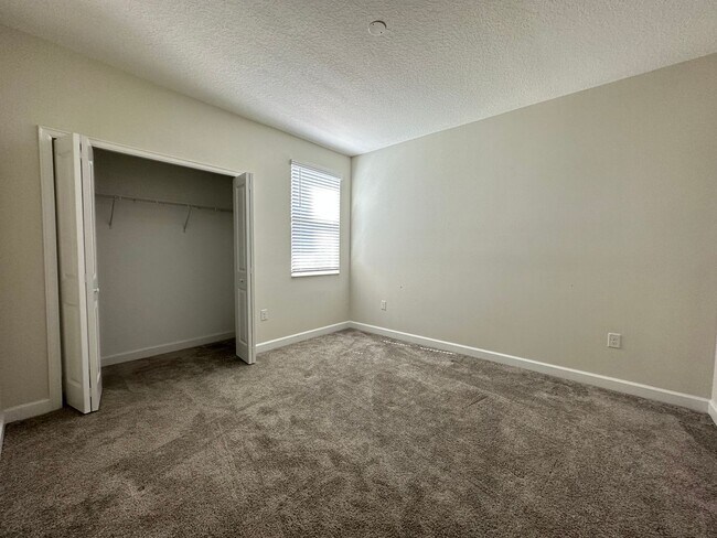 Building Photo - 4 Bed 3.5 Bath Townhouse In Storey Lake