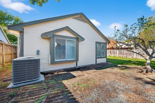 Building Photo - 11415 Chariot Dr