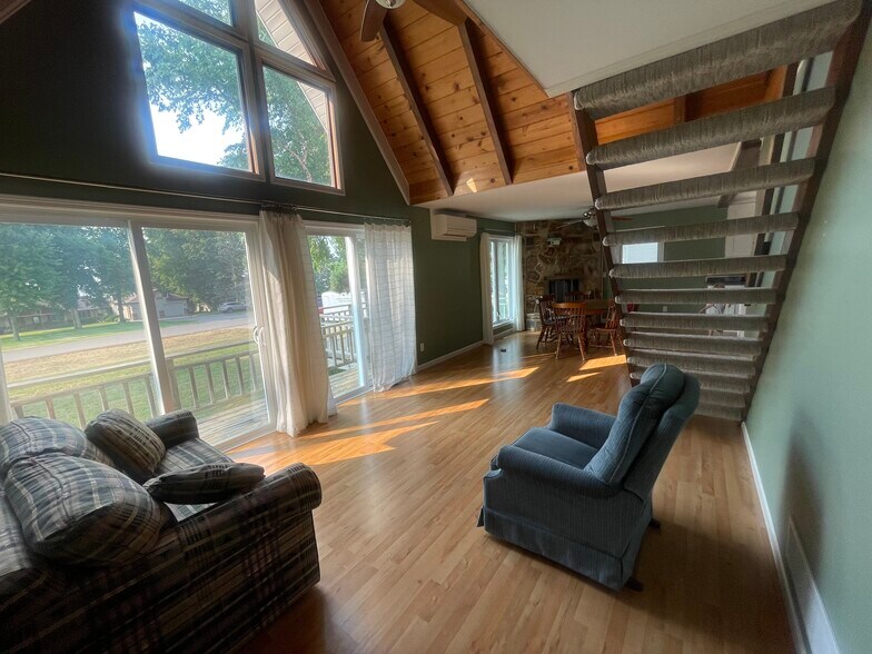 Living Area - 622 N Shore Dr