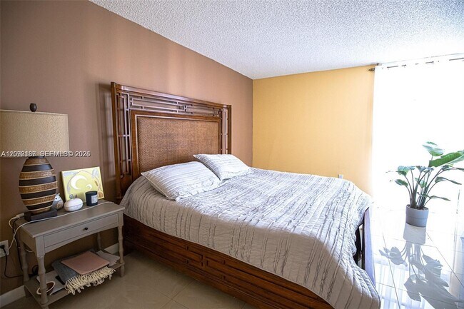Building Photo - 3701 N Country Club Dr