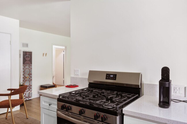 Building Photo - Charming 1 Bedroom Condo Just Blocks from the Beach!