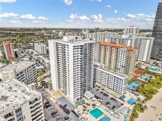 Building Photo - 3140 S Ocean Dr