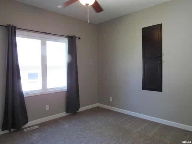 Building Photo - 405 E Palace Row