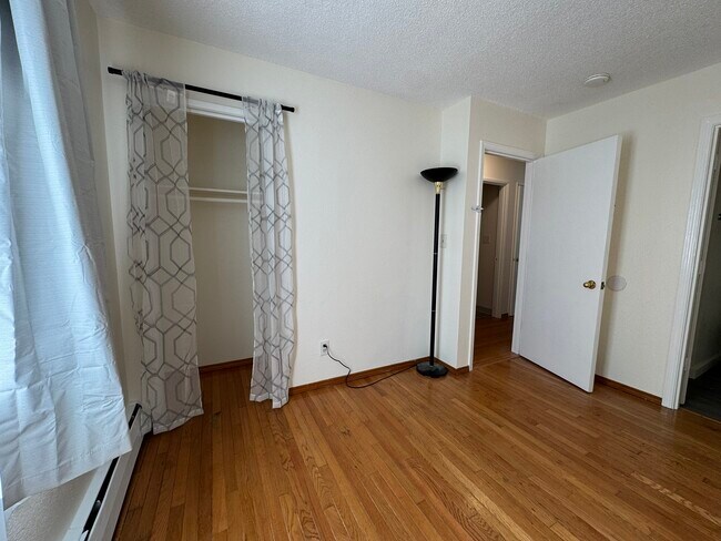 Building Photo - 1233 Crescent Dr