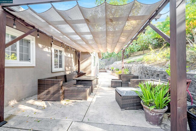 Building Photo - 1371 Juanita Dr